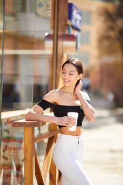 Esmer kız onu d kamera ve dring sokak görünümü üzerinde durmak