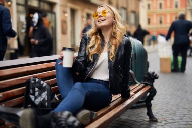 Git otur tezgah ve içecek kahve