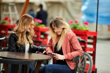 İki kız şehir sokak ve birbirlerine söyle.