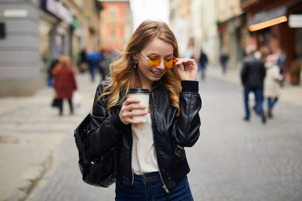 Mooi Meisje Staan Straat Met Kopje Koffie — Stockfoto