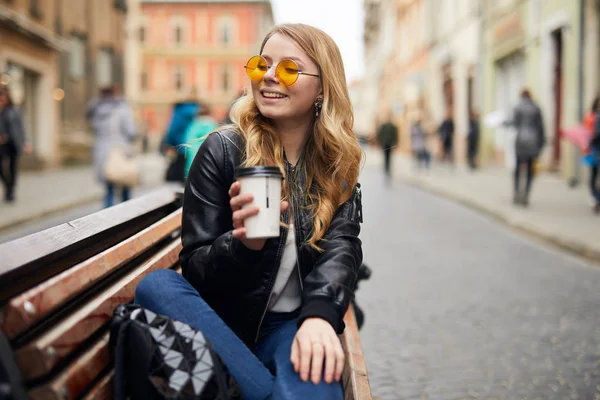 Git zitten op de Bank en drinken koffie — Stockfoto