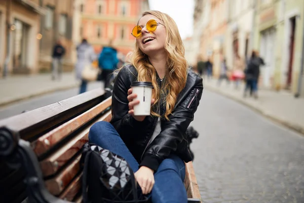 Git sedersi sulla panchina e bere caffè — Foto Stock