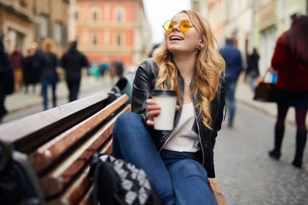 Git assis sur le banc et boire du café — Photo