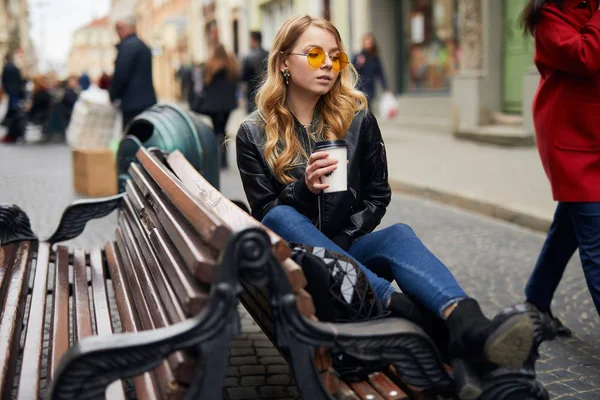 Git 座るベンチとコーヒー — ストック写真