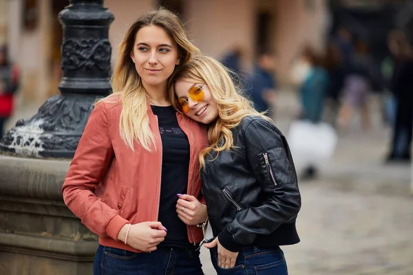 Две девушки на городской улице и разговаривают друг с другом — стоковое фото