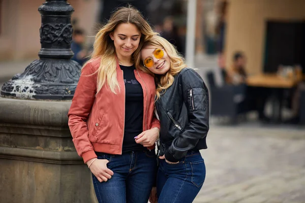 Duas meninas na rua da cidade e conversar uns com os outros — Fotografia de Stock