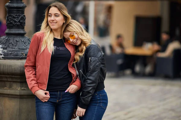 Δύο κορίτσια στο δρόμο της πόλης και μιλούν μεταξύ τους — Φωτογραφία Αρχείου