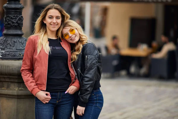Dos chicas en la calle de la ciudad y hablar entre sí —  Fotos de Stock