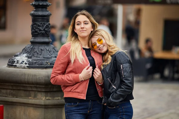 Dos chicas en la calle de la ciudad y hablar entre sí —  Fotos de Stock