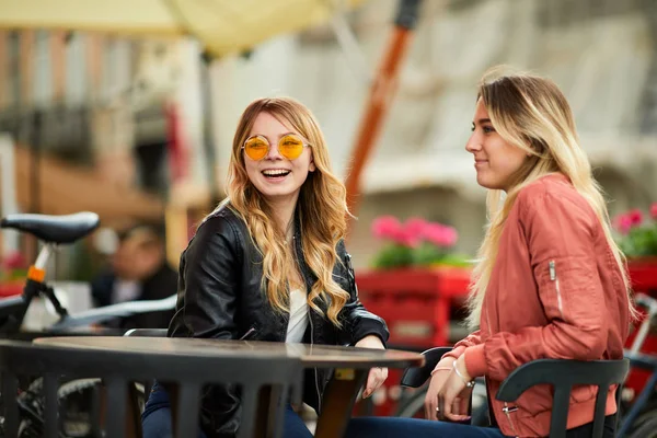 Duas meninas na rua da cidade e conversar uns com os outros — Fotografia de Stock