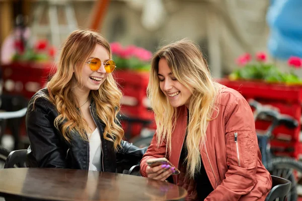 Duas meninas na rua da cidade e conversar uns com os outros — Fotografia de Stock