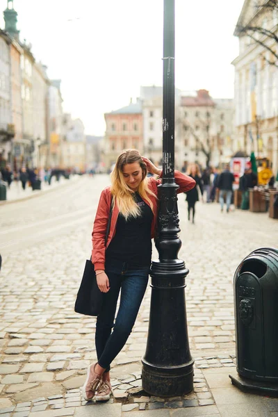 Belle fille posant sur la rue de la ville et sourire à la caméra — Photo