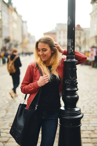 Menina bonita posando na rua da cidade e sorrir para a câmera — Fotografia de Stock