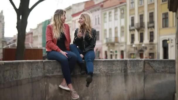 Две Девушки Сидят Фонтане Разговаривают Друг Другом — стоковое видео