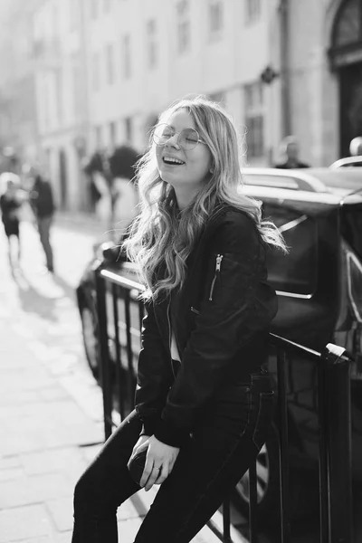 도시 거리와 미소에 포즈를 취하는 아름 다운 소녀 카메라 — 스톡 사진
