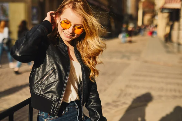 Belle fille posant sur la rue de la ville et sourire à la caméra — Photo