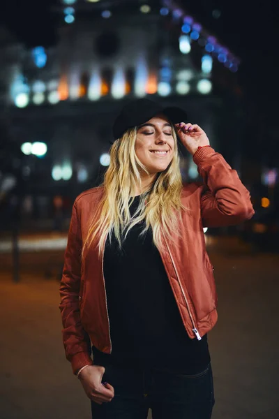 Menina bonita posando na rua da cidade e sorrir para a câmera — Fotografia de Stock