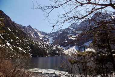 Mavi gökyüzü ile dağ manzarası güzel manzaralarını