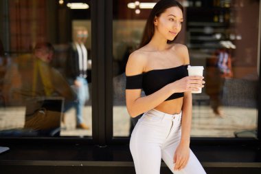 Esmer kız onu d kamera ve dring sokak görünümü üzerinde durmak