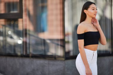 Sokakta, kamera için poz güzel sportif kız tim bahar