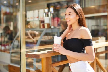 Esmer kız onu d kamera ve dring sokak görünümü üzerinde durmak