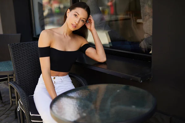 Beautiful sporty girl posing to camera on the street, spring tim — Stock Photo, Image