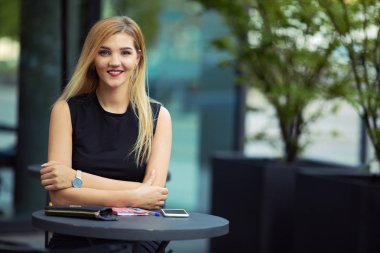 Masada oturan güzel kız ve onun işi, pho konuşmak