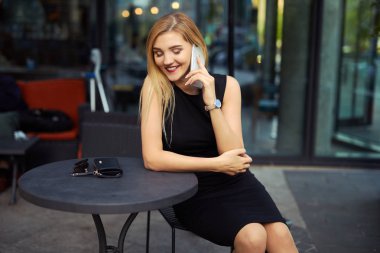 Masada oturan güzel kız ve onun işi, pho konuşmak