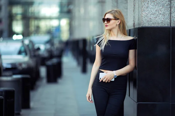 Güzel kız işten sokakta yürüme — Stok fotoğraf