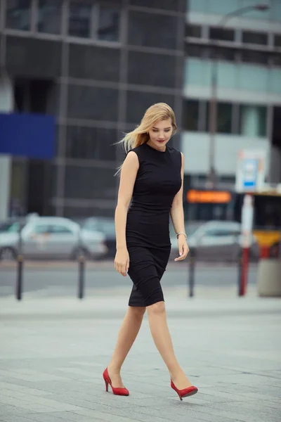 Linda chica caminando en la calle desde el trabajo —  Fotos de Stock