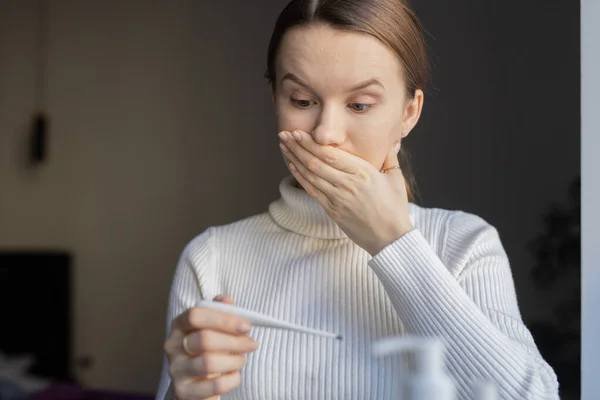 Mujer Europea Comprobando Alta Temperatura Con Termómetro Síntomas Infección Por — Foto de Stock