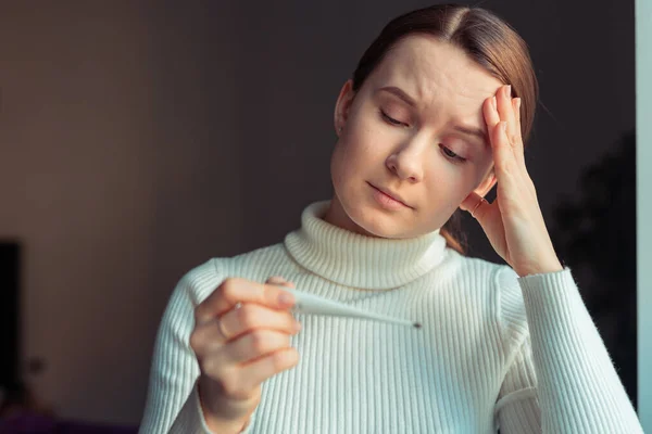 欧洲女人用温度计检查高温 科罗纳病毒感染症状头疼 更严重的病例为肺炎 — 图库照片