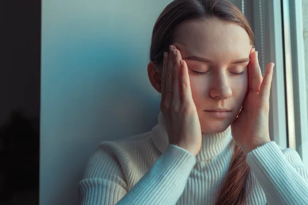 Menina Solitária Sentar Janela Sentir Deprimido — Fotografia de Stock