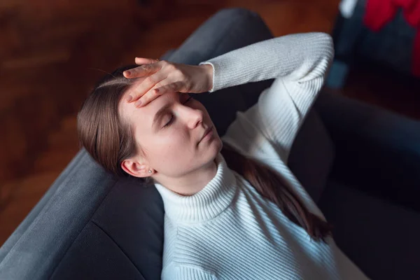 Krankes Mädchen Hause Mit Kopfschmerzen Schwindel Kopfschmerzen Mit Fieber Und — Stockfoto