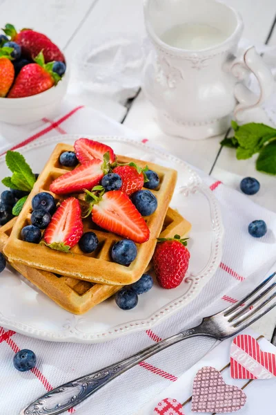 Çilek ve yaban mersini ile Viyana gözleme