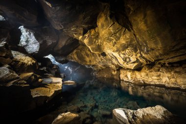 Grjotagja volkanik mağarası ve Myvatn Gölü yakınlarında inanılmaz mavi ve sıcak termal su. Jeotermal mağara ve mağara, İzlanda 'nın Game of Thrones' da yer alan bölgeleri..