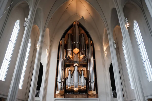 Reykjavik İzlanda kilisede org gri arasında kemerler