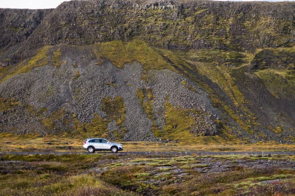 Chevrolet Captiva fyra hjul som används på Islands oasfalterade vägar och terräng nära bergen — Stockfoto