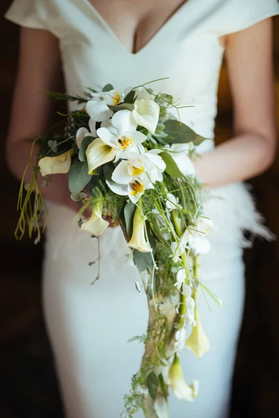 Düğün buketi gelin orkide, elinde asılı formu. Çiçek