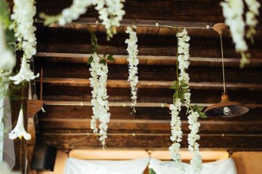 tavanda asılı beyaz çiçekler