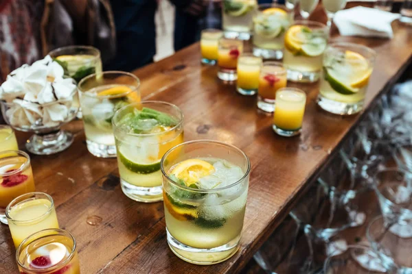 Ahşap masa üzerinde duran alkol kokteyller ile gözlük
