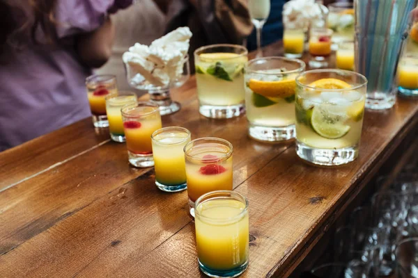 Ahşap masa üzerinde duran alkol kokteyller ile gözlük