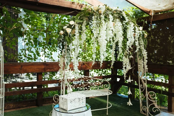 Düğün kemer çiçek asılı ile dekore edilmiş