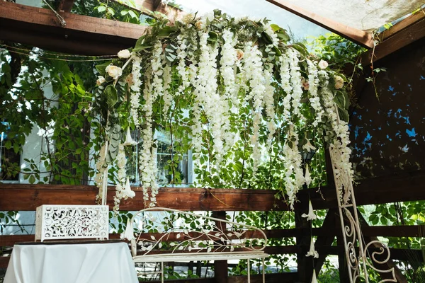 Düğün kemer çiçek asılı ile dekore edilmiş