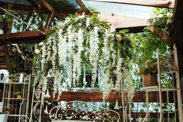 Düğün kemer çiçek asılı ile dekore edilmiş