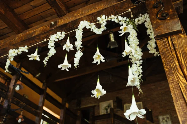 tavanda asılı beyaz çiçekler