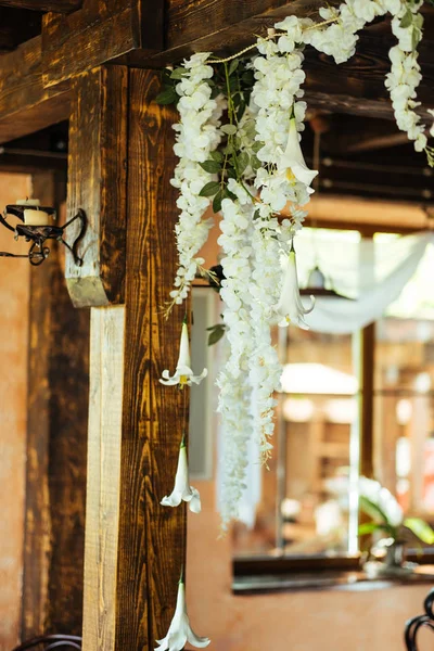 tavanda asılı beyaz çiçekler