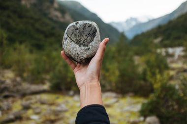taş kalpli Dağları arka plan tutan bir kız