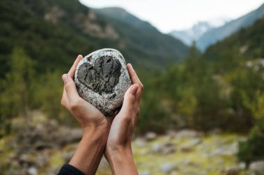 taş kalpli Dağları arka plan tutan bir kız