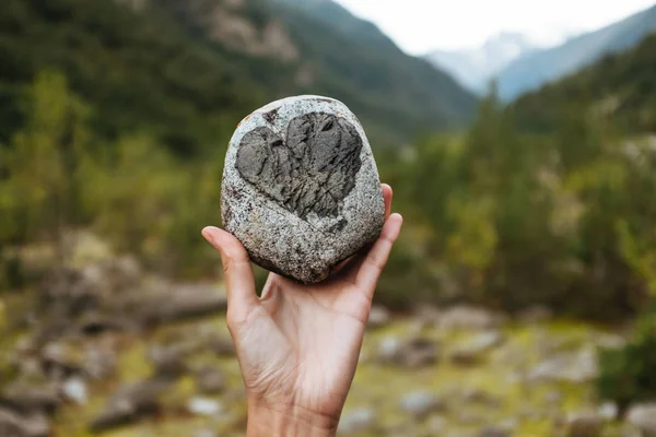 taş kalpli Dağları arka plan tutan bir kız